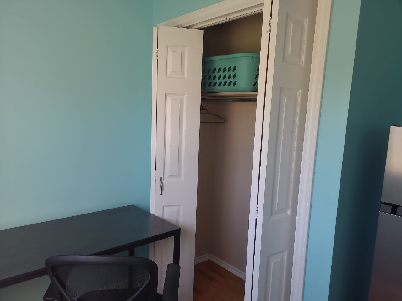 cbcomforts-blue-room-closet-and-desk-0